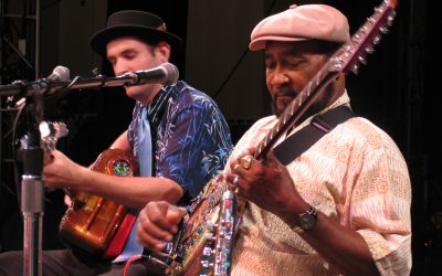 Johnson, accompanied by Richard "Daddy Rich" Crisman, performs at the Kennedy Center, Washington DC, May 2006.